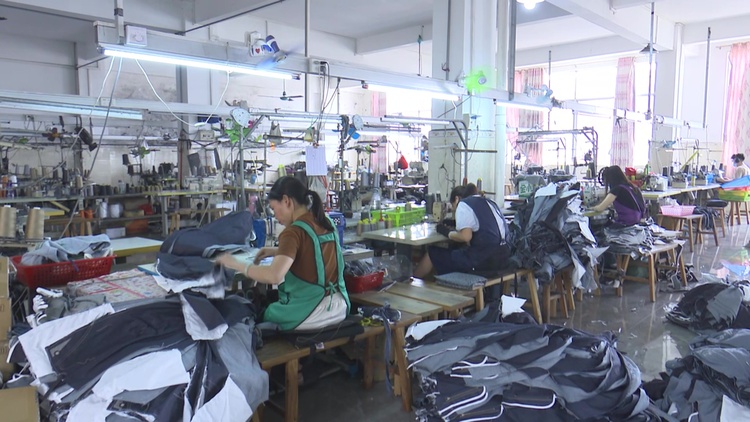 家門(mén)口的世界丨鄉(xiāng)鎮(zhèn)牛仔褲&ldquo;闖世界&rdquo; 由小作坊到&ldquo;服裝名城&rdquo;的華麗蛻變